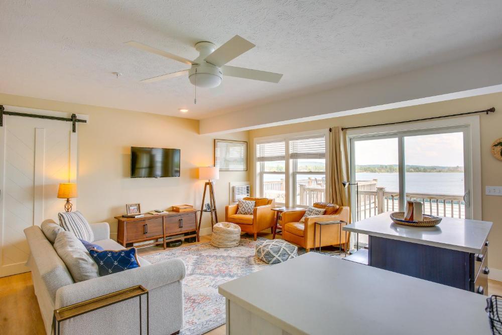 Gorgeous Onekama Condo with Pool and Lake Access!
